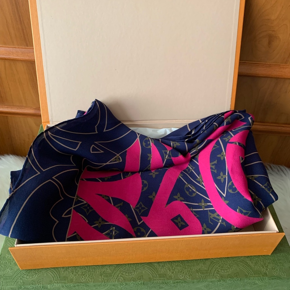 ✨ Elevate Your Elegance ✨ Louis Vuitton Silk Scarf 🧣